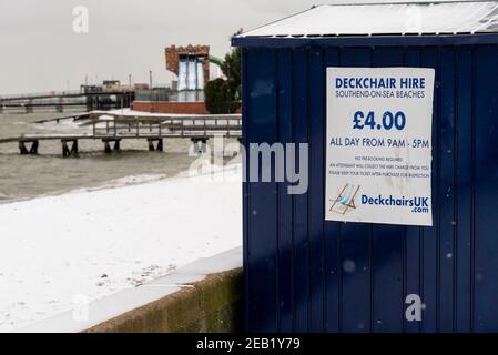 Liegestuhl mieten Lagerhalle, Geschäft, in Southend on Sea, Essex, Großbritannien, mit Schnee von Storm Darcy. Außerhalb der Saison Geschäfte am Meer Stockfoto