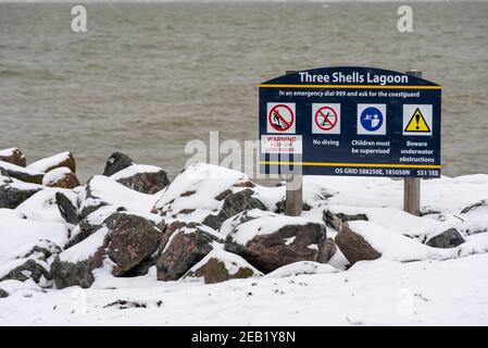 Drei Muscheln Lagoon Mann machte Salzwasserpool in Southend on Sea, Essex, Großbritannien, mit Schnee von Storm Darcy. Schlechtes Wetter Stockfoto