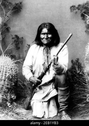 1884 c., USA: Der Koch GERONIMO, berühmter Chiricahua Apache-Kriegsführer. Nach zahlreichen Flucht und Ausflüchten wurde Geronimo schließlich 1886 gefangen genommen. Er starb 1909 an Lungenentzündung nach mehr als 20 Jahren Internierung, meist in Fort Sill in Oklahoma - VECCHIO WEST - Old - INDIANO PELLEROSSA - Indiand native americans - fucile - Gewehr - Portrait - ritratto - Kaktus - Stiefel - Stivali ---- Archivio GBB Stockfoto