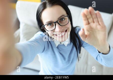 Lächelnde Brünette Frau mit Brille Blick auf die Kamera Stockfoto