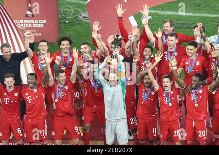 Ar Rayyan, Katar. Februar 2021, 11th. Die Bayern-Münchner feiern mit der Trophäe nach dem FIFA-Club-Weltcup-Finale zwischen dem FC Bayern München und Tigres UANL im Education City Stadium. Quelle: Mahmoud Hefnawy/dpa/Alamy Live News Stockfoto