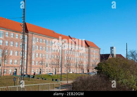 Gebäude und ein Park im Vesterbro Bezirk in Kopenhagen Dänemark Stockfoto