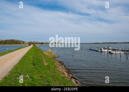 Straße über das Meer in Richtung der dänischen Insel Langoe, mit kleinen Fischerbooten im Hafen Stockfoto