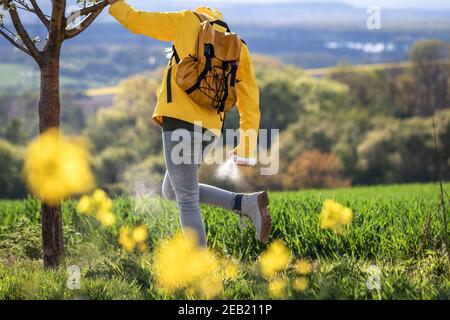 Wanderfrau Anwendung Insektenschutz gegen Zecke in der Natur. Prävention gegen Moskito. Aktiver Lebensstil Stockfoto