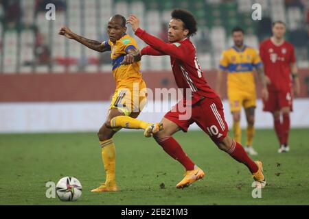 DOHA, KATAR - FEBRUAR 11: Leroy Sané vom FC Bayern München und Luis Quiñones von Tigres UANL beim FIFA Club World Cup Qatar Finale am 11. Februar 2021 in Doha, Katar. (Foto von Colin McPhedran/MB Media) Stockfoto