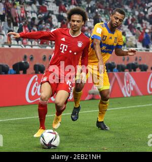 DOHA, KATAR - FEBRUAR 11: Leroy Sané vom FC Bayern München und Rafael Carioca von Tigres UANL beim FIFA Club World Cup Qatar Finale am 11. Februar 2021 in Doha, Katar. (Foto von Colin McPhedran/MB Media) Stockfoto