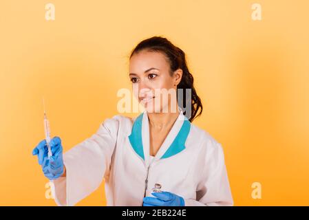 Weibliche medizinische professionelle Wissenschaftler Forscher hält eine Spritze Injektion, Jab-Impfung, Heilung Entdeckung Stockfoto