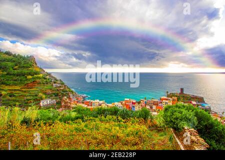 Regenbogen auf Vernazza in cinque terre auf dem Berg in der Nähe mittelmeer in ligurien - Italien Stockfoto