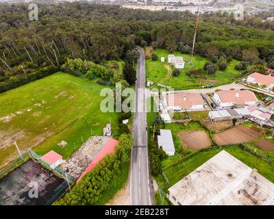 Luftaufnahme der Landstraße neben einem kleinen Parkplatz am Monsanto Nationalpark in Lissabon, Portugal. Stockfoto