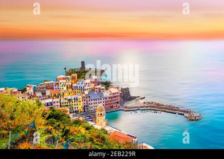 Farbenprächtiger Sonnenuntergang auf Vernazza in cinque terre auf dem Berg In der Nähe des mittelmeers in ligurien - Italien Stockfoto