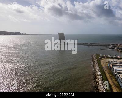 Lissabon, Portugal - 8. Februar 2021: Luftaufnahme des VST Turms für den Seeverkehr entlang des Flusses Tejo am Stadthafen und Hafen in der Innenstadt von Lissabon, Portu Stockfoto