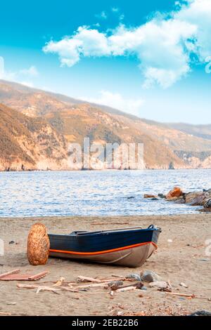 Fischerboot am Strand von Monterosso al Mare in cinque Terre, Italien. Berg an der Küste im Hintergrund Stockfoto