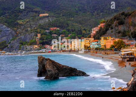 Monterosso al Mare, cinque terre in Ligurien, Italien. Inspirierender Sonnenuntergang über dem ruhigen mittelmeer und Felsen Stockfoto