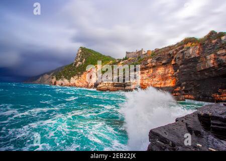 Portovenere (porto venere) Schloss Doria in Ligurien Italien in der Nähe von cinque terre. Wellen brechen an felsiger Küste Stockfoto