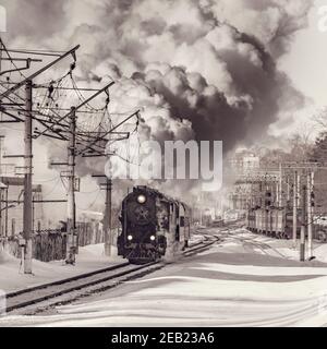 Koroljow, Russland - 23. Februar 2019: Retro-Zug fährt zum Wintertag Stockfoto