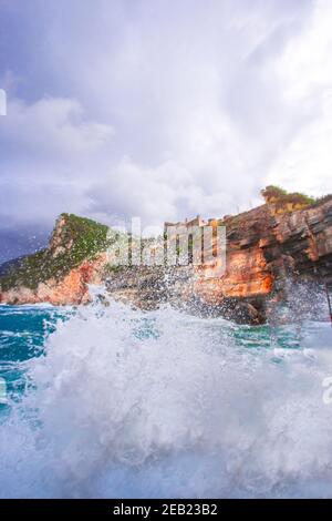 Portovenere (porto venere) Schloss Doria in Ligurien Italien in der Nähe von cinque terre. Wellen brechen an felsiger Küste Stockfoto