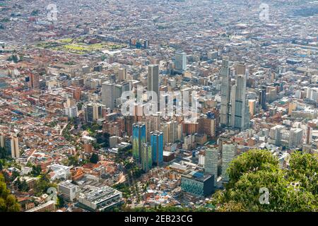 Panoramablick auf bogota Stadt am sonnigen Tag von monserrate, LATAM, Kolumbien Stockfoto