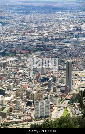 Panoramablick auf bogota Stadt am sonnigen Tag von monserrate, LATAM, Kolumbien Stockfoto