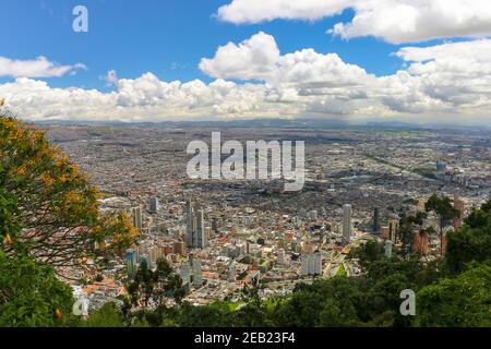 Panoramablick auf bogota Stadt am sonnigen Tag von monserrate, LATAM, Kolumbien Stockfoto