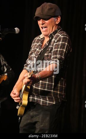 **Datei Foto** Bruce Springsteen Details ergeben sich aus der Verhaftung des DWI im November. ASBURY PARK, NJ- JANUAR 18 :Bruce Springsteen überraschte Fans beim Light of Day Konzert, als er auf die Bühne kam und mit Willie Nile im Paramount Theater in Asbury Park, NJ auftrat 18. Januar 2020 Credit : Star Shooter/MediaPunch Stockfoto