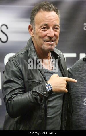 **Datei Foto** Bruce Springsteen Details ergeben sich aus der Verhaftung des DWI im November. FREEHHOLD, NJ - SEPTEMBER 27 : Bruce Springsteen am ersten Halt seiner neuen Memoiren, geboren, um Buchveranstaltung in seiner Heimatstadt von Freehhold, NJ bei einem Barnes & Noble am 27. September 2016 Foto-Kredit Star Shooter / MediaPunch Stockfoto