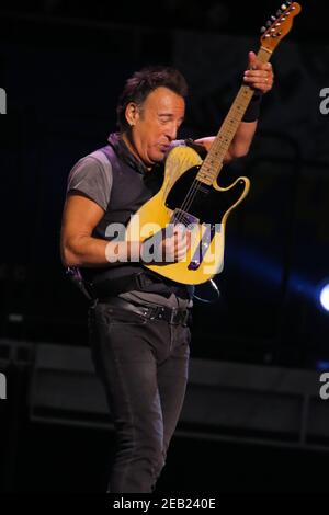 **Datei Foto** Bruce Springsteen Details ergeben sich aus der Verhaftung des DWI im November. LOS ANGELES CA : Bruce Springsteen und die E Street Band spielen live in der Los Angeles Memorial Sports Arena in Los Angeles, CA am 15. März 2016. Foto © Kevin Estrada/Media Punch Stockfoto