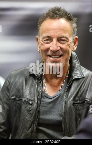 **Datei Foto** Bruce Springsteen Details ergeben sich aus der Verhaftung des DWI im November. FREEHHOLD, NJ - SEPTEMBER 27 : Bruce Springsteen am ersten Halt seiner neuen Memoiren, geboren, um Buchveranstaltung in seiner Heimatstadt von Freehhold, NJ bei einem Barnes & Noble am 27. September 2016 Foto-Kredit Star Shooter / MediaPunch Stockfoto