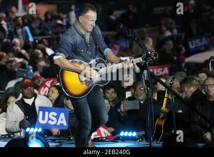 **Datei Foto** Bruce Springsteen Details ergeben sich aus der Verhaftung des DWI im November. PHILADELPHIA, PA - NOVEMBER 7: Bruce Springsteen bei der GOTV-Kundgebung zur Unterstützung von Hillary Clinton für Präsident in der Independence Mall in Philadelphia, Pennsylvania am 7. November 2016. Bild: Star Shooter/MediaPunch Stockfoto