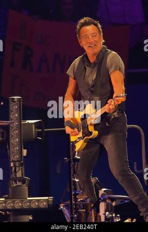 **Datei Foto** Bruce Springsteen Details ergeben sich aus der Verhaftung des DWI im November. LOS ANGELES CA : Bruce Springsteen und die E Street Band spielen live in der Los Angeles Memorial Sports Arena in Los Angeles, CA am 15. März 2016. Foto © Kevin Estrada/Media Punch Stockfoto