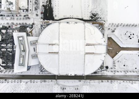 Eine Luftaufnahme eines schneebedeckten United Center, Sonntag, 7. Februar 2021, in Chicago. Die Arena ist die Heimat der Chicago Bulls und der Chicago Blackhawk Stockfoto