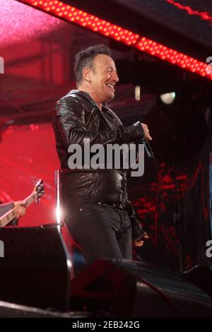 **Datei Foto** Bruce Springsteen Details ergeben sich aus der Verhaftung des DWI im November. NEW YORK, NY- DEZEMBER 1: Bruce Springsteen tritt mit Mitgliedern von U2 während einer Vorstellung des Welt-Aids-Tages (ROT) am Times Square in New York City am 1. Dezember 2014 auf. Kredit: RW/MediaPunch Stockfoto