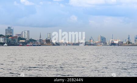 HAMBURG: Hafen mit der Elbphilharmonie in Hamburg Deutschland Stockfoto
