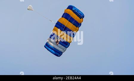 Airlie Beach, Queensland, Australien - Februar 2021: Tandem-Fallschirmspringer mit offenem Fallschirm kommen an Land Stockfoto