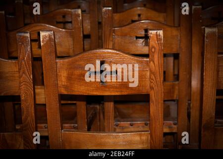 Stühle für Gläubige in der Kapelle der Weinkellerei Castello di Amorosa in Calistoga, Kalifornien. Stockfoto