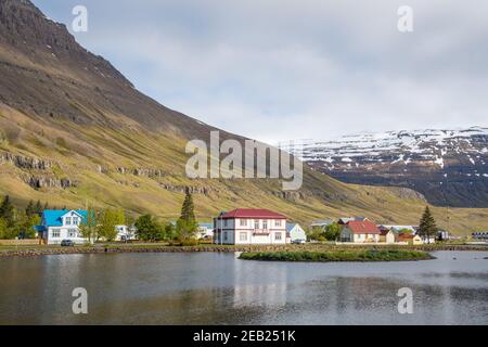 Alte Gebäude in der Nähe des Sees in der Stadt Seydisfjordur in ostisland Stockfoto