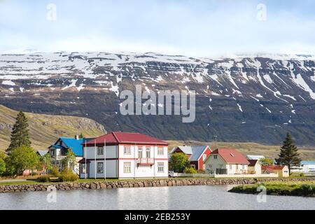 Alte Gebäude in der Nähe des Sees in der Stadt Seydisfjordur in ostisland Stockfoto