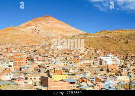 Cerro Rico über Potosi City Stockfoto