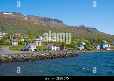 Stadt Faskrudsfjordur im Osten Islands an einem sonnigen Sommer Tag Stockfoto