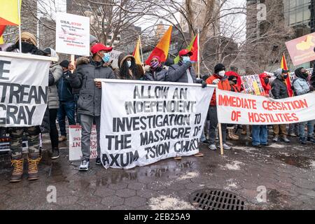 New York, NY - 11. Februar 2021: Demonstranten mit Tigray-Flaggen und Plakaten veranstalteten eine Kundgebung auf dem Dag Hammarskjold Plaza, in der die Beendigung des Athiopien-Angriffs auf Zivilisten gefordert wurde Stockfoto