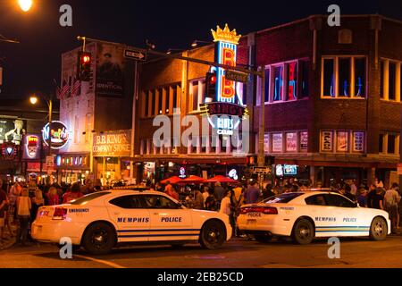 Memphis Polizeiautos blockierten ein Ende der Beale Street mit Menschenmassen in Memphis, Tennessee Stockfoto