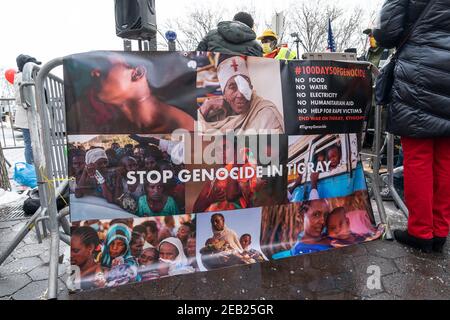 New York, NY - 11. Februar 2021: Demonstranten mit Tigray-Flaggen und Plakaten veranstalteten eine Kundgebung auf dem Dag Hammarskjold Plaza, in der die Beendigung des Athiopien-Angriffs auf Zivilisten gefordert wurde Stockfoto