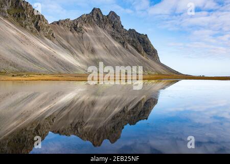 Vestrahorn Berg im Südosten Islands an einem sonnigen Herbsttag Stockfoto