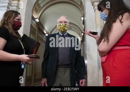 Washington, Usa. Februar 2021, 11th. Der republikanische Senator aus Iowa Chuck Grassley (C) spricht am Ende des dritten Tages des zweiten Amtsenthebungsverfahrens im Capitol in Washington, DC, am Donnerstag, dem 11. Februar 2021, mit Mitgliedern der Nachrichtenmedien. Argumente werden heute im Amtsenthebungsverfahren gegen den ehemaligen Präsidenten Donald Trump präsentiert. Pool Foto von Michael Reynolds/UPI Kredit: UPI/Alamy Live Nachrichten Stockfoto