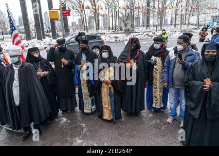 Demonstranten mit Tigray-Flaggen und Plakaten veranstalteten am 11. Februar 2021 eine Kundgebung auf dem Dag Hammarskjold Plaza in New York, in der sie forderten, das Ende des Athiopien-Angriffs auf Zivilisten zu fordern. Der Konflikt zwischen der Regionalregierung Tigray und der äthiopischen Regierung begann 2019 und eskalierte am 4. November 2020 zu einem offenen Krieg. Mehr als 2,3 Millionen Kinder werden von dringend benötigter Hilfe und humanitärer Hilfe abgeschnitten. Viele Demonstranten trugen Jacken, Hut und Gesichtsmasken in Farben der Tigray-Flagge. Zu den Demonstranten gesellten sich Geistliche aus muslimischen und ostorthodoxen Konfessionen. (Foto von Lev Radin/Sipa USA) Stockfoto