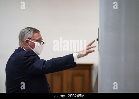 Washington, Usa. Februar 2021, 11th. Senator Richard Burr, ein Republikaner aus North Carolina, trägt eine Schutzmaske, als er am Ende des dritten Tages des zweiten Amtsenthebungsverfahrens am Kapitol in Washington, DC, am Donnerstag, dem 11. Februar 2021, die Senatsunterbahn einforderte. Argumente werden heute im Amtsenthebungsverfahren gegen den ehemaligen Präsidenten Donald Trump präsentiert. Pool Foto von Ting Shen/UPI Kredit: UPI/Alamy Live Nachrichten Stockfoto