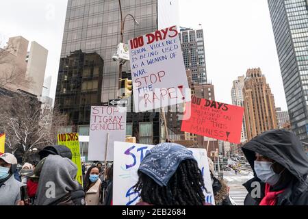 New York, Usa. Februar 2021, 11th. Demonstranten mit Tigray-Flaggen und Plakaten veranstalteten am 11. Februar 2021 eine Kundgebung auf dem Dag Hammarskjold Plaza in New York, in der sie forderten, das Ende des Athiopien-Angriffs auf Zivilisten zu fordern. Der Konflikt zwischen der Regionalregierung Tigray und der äthiopischen Regierung begann 2019 und eskalierte am 4. November 2020 zu einem offenen Krieg. Mehr als 2,3 Millionen Kinder werden von dringend benötigter Hilfe und humanitärer Hilfe abgeschnitten. Viele Demonstranten trugen Jacken, Hut und Gesichtsmasken in Farben der Tigray-Flagge. (Foto von Lev Radin/Sipa USA) Quelle: SIPA USA/Alamy Live News Stockfoto