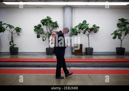 Washington, Usa. Februar 2021, 11th. Senator Richard Burr, ein Republikaner aus North Carolina, trägt eine Schutzmaske, während er am Ende des dritten Tages des zweiten Amtsenthebungsverfahrens im Capitol in Washington, DC am Donnerstag, dem 11. Februar 2021, in der Senatsbahn wartet. Argumente werden heute im Amtsenthebungsverfahren gegen den ehemaligen Präsidenten Donald Trump präsentiert. Pool Foto von Ting Shen/UPI Kredit: UPI/Alamy Live Nachrichten Stockfoto