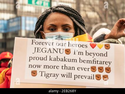 New York, Usa. Februar 2021, 11th. Demonstranten mit Tigray-Flaggen und Plakaten veranstalteten am 11. Februar 2021 eine Kundgebung auf dem Dag Hammarskjold Plaza in New York, in der sie forderten, das Ende des Athiopien-Angriffs auf Zivilisten zu fordern. Der Konflikt zwischen der Regionalregierung Tigray und der äthiopischen Regierung begann 2019 und eskalierte am 4. November 2020 zu einem offenen Krieg. Mehr als 2,3 Millionen Kinder werden von dringend benötigter Hilfe und humanitärer Hilfe abgeschnitten. Viele Demonstranten trugen Jacken, Hut und Gesichtsmasken in Farben der Tigray-Flagge. (Foto von Lev Radin/Sipa USA) Quelle: SIPA USA/Alamy Live News Stockfoto