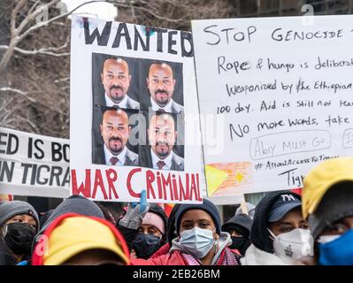 New York, Usa. Februar 2021, 11th. Demonstranten mit Tigray-Flaggen und Plakaten veranstalteten am 11. Februar 2021 eine Kundgebung auf dem Dag Hammarskjold Plaza in New York, in der sie forderten, das Ende des Athiopien-Angriffs auf Zivilisten zu fordern. Der Konflikt zwischen der Regionalregierung Tigray und der äthiopischen Regierung begann 2019 und eskalierte am 4. November 2020 zu einem offenen Krieg. Mehr als 2,3 Millionen Kinder werden von dringend benötigter Hilfe und humanitärer Hilfe abgeschnitten. Viele Demonstranten trugen Jacken, Hut und Gesichtsmasken in Farben der Tigray-Flagge. (Foto von Lev Radin/Sipa USA) Quelle: SIPA USA/Alamy Live News Stockfoto