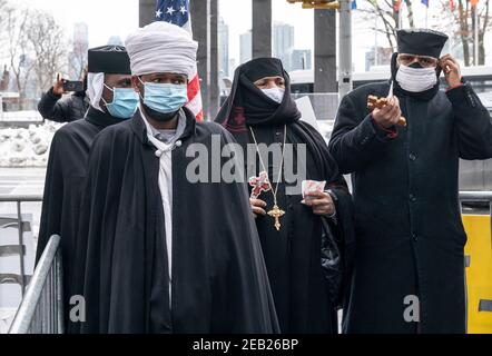 Demonstranten mit Tigray-Flaggen und Plakaten veranstalteten am 11. Februar 2021 eine Kundgebung auf dem Dag Hammarskjold Plaza in New York, in der sie forderten, das Ende des Athiopien-Angriffs auf Zivilisten zu fordern. Der Konflikt zwischen der Regionalregierung Tigray und der äthiopischen Regierung begann 2019 und eskalierte am 4. November 2020 zu einem offenen Krieg. Mehr als 2,3 Millionen Kinder werden von dringend benötigter Hilfe und humanitärer Hilfe abgeschnitten. Viele Demonstranten trugen Jacken, Hut und Gesichtsmasken in Farben der Tigray-Flagge. Zu den Demonstranten gesellten sich Geistliche aus muslimischen und ostorthodoxen Konfessionen. (Foto von Lev Radin/Sipa USA) Stockfoto